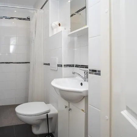 Contact Free With Free Parking Apartment